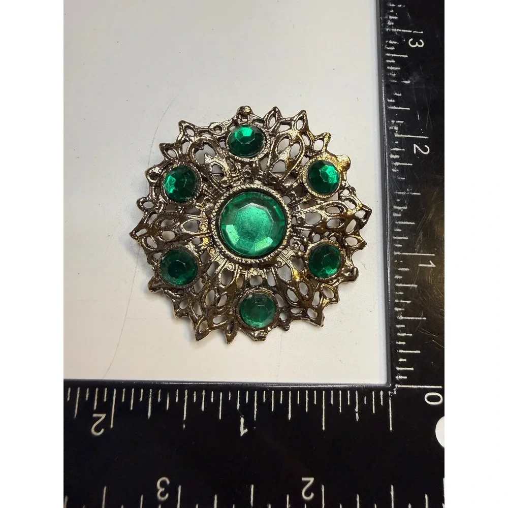 Vintage Emerald Green Rhinestone Gold Tone Filigree Sunburst Brooch Pin 2.25